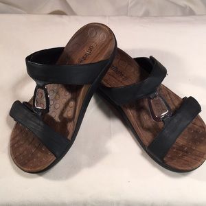 Women’s Orthaheel sandal. Size 6. Black.